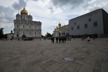 Московский Кремль. Архангельский собор - православный храм. Музеи Московского Кремля. Достопримечательность Москвы.  Туристы. 28 июня 2011