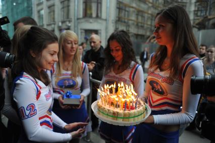 Торт, подаренный девушками из фан-клуба MEDVEDEV GIRLS ко дню рождения президента РФ Дмитрия Медведева. 14 сентября 2011 года.