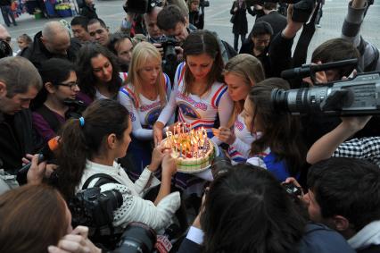 Торт, подаренный девушками из фан-клуба MEDVEDEV GIRLS ко дню рождения президента РФ Дмитрия Медведева. 14 сентября 2011 года.