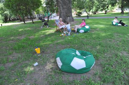 Парк культуры и отдыха имени Горького ЦПКИО. Пуф для отдыха. Отдых на природе. 28 июня 2011