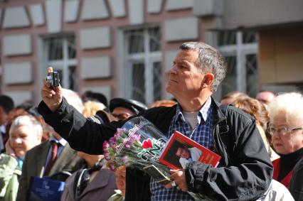 Открытие памятника Муслиму Магомаеву в центре Москвы. На снимке: поклонник певца с фотоаппаратом. 15 сентября  2011 года.