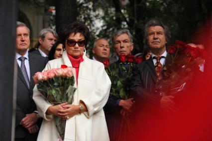 Оперная певица Тамара Синявская, телеведущий Юрий Николаев и художник Александр Шилов на церемонии открытия памятника певцу Муслиму Магомаеву. 15 сентября  2011 года.