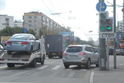 Автомобили у светофора с автоматическим таймером. 15 сентября  2011 года.