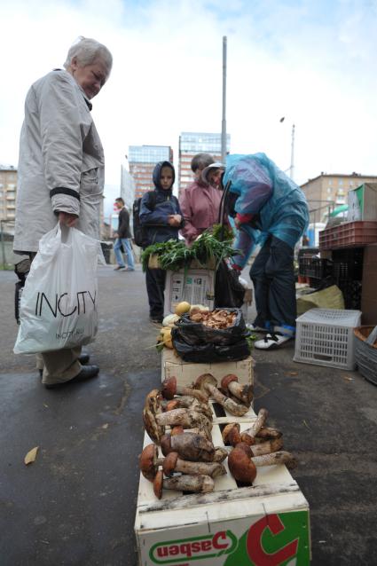 Пенсионеры продают грибы у метро, Москва, 16 сентября 2011 года