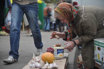 Пенсионеры продают грибы у метро, Москва, 16 сентября 2011 года