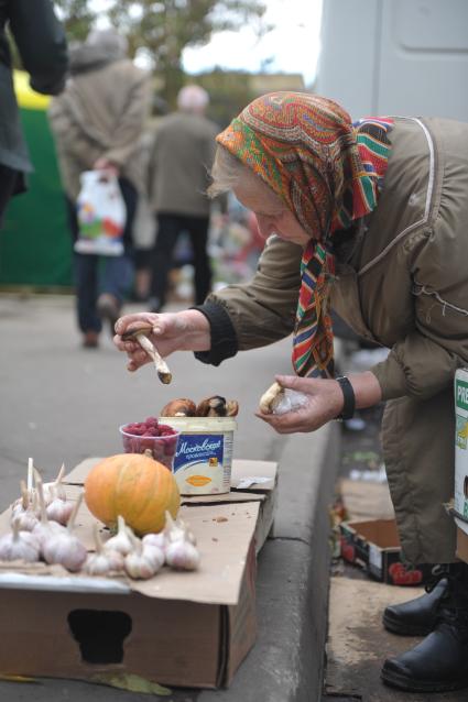 Пенсионеры продают грибы у метро, Москва, 16 сентября 2011 года