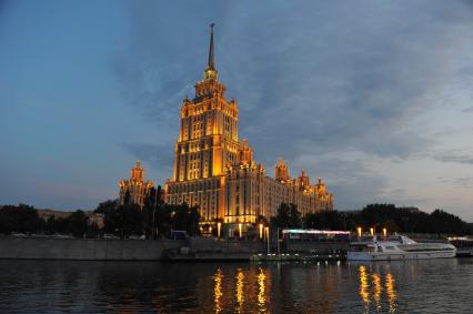 Вечерняя Москва. Вид на RADISSON ROYAL HOTEL. 13 августа  2011 года.