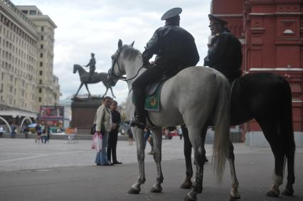 Сотрудники конной милиции у памятника Георгию Жукову. 15 сентября 2011 года.