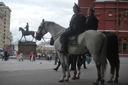 Сотрудники конной милиции у памятника Георгию Жукову. 15 сентября  2011 года.