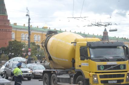 Грузовой автомобиль Volvo движется в центре города. 15 сентября 2011 года.