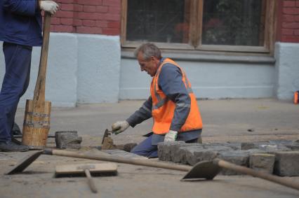 Во время работ по укладке тротуарной плитки. 15 сентября 2011 года.