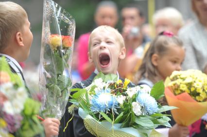 Первоклассники во время торжественной линейки в одной из школ города, Москва, 1 сентября 2011 года.