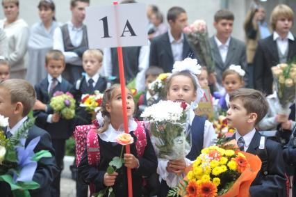 Первоклассники во время торжественной линейки в одной из школ города. 1 сентября  2011 года.