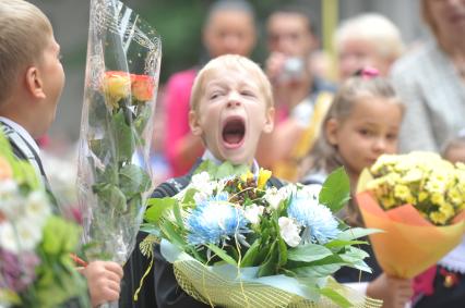 Первоклассники во время торжественной линейки в одной из школ города, Москва, 1 сентября  2011 года.