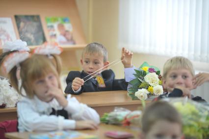 Первоклассник во время первого урока в одной из школ города. 1 сентября 2011 года.