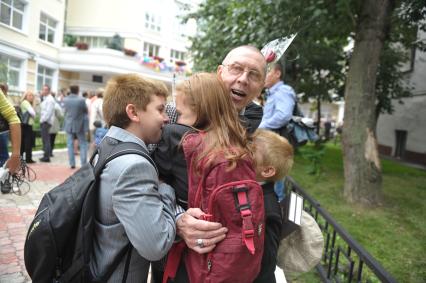 Актер Валерий Золотухин с четырьмя внуками в школьном дворе, Москва, 1 сентября  2011 года.