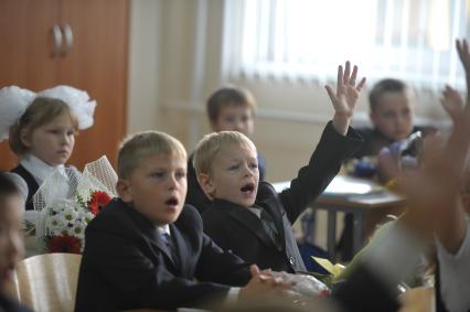 Первоклассники во время первого урока в одной из школ города. 1 сентября  2011 года.