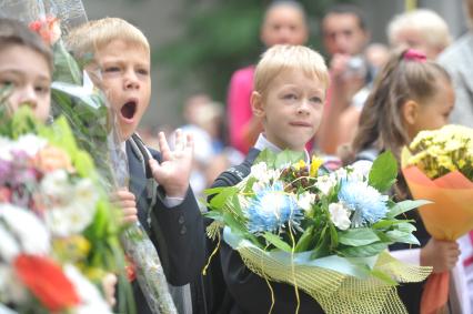 Первоклассники во время торжественной линейки в одной из школ города, Москва, 1 сентября  2011 года.