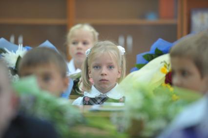 Первоклассники во время первого урока в одной из школ города. 1 сентября  2011 года.