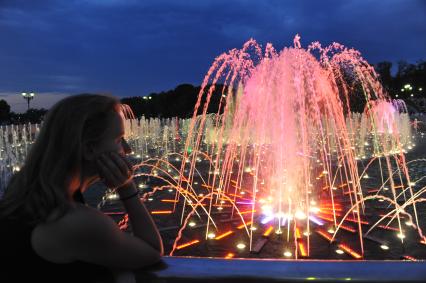 Москва. Музей-заповедник Царицыно.Вечер. Девушка у фонтана. Танцующие фонтаны.  04 июля 2011