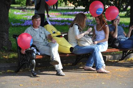 Москва. Всемирный день поцелуев с NIVEA. Праздник влюбленных прошел в Центральном парке культуры и отдыха имени М.Горького. 11 июля 2011 года.