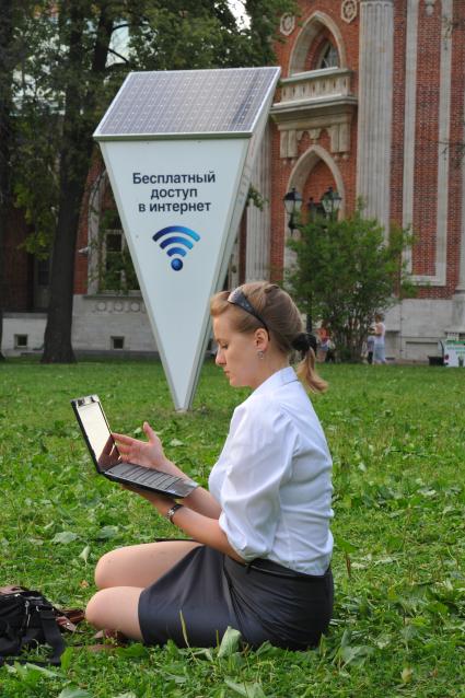 В парке ЦАРИЦЫНО установлена Wi-Fi антенна на солнечной батарее. Женщина с ноутбуком. Беспроводной интернет.  04 июля 2011 года.