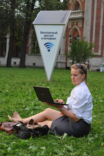 В парке ЦАРИЦЫНО установлена Wi-Fi антенна на солнечной батарее. Женщина с ноутбуком. Беспроводной интернет.  04 июля 2011 года.