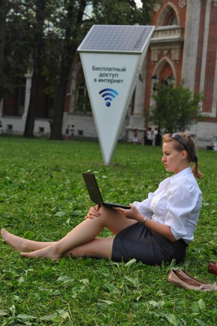 В парке ЦАРИЦЫНО установлена Wi-Fi антенна на солнечной батарее. Женщина с ноутбуком. Беспроводной интернет.  04 июля 2011 года.