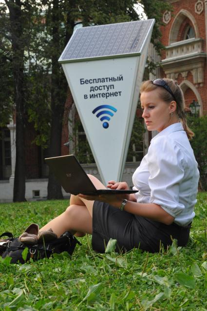 В парке ЦАРИЦЫНО установлена Wi-Fi антенна на солнечной батарее. Женщина с ноутбуком. Беспроводной интернет.  04 июля 2011 года.