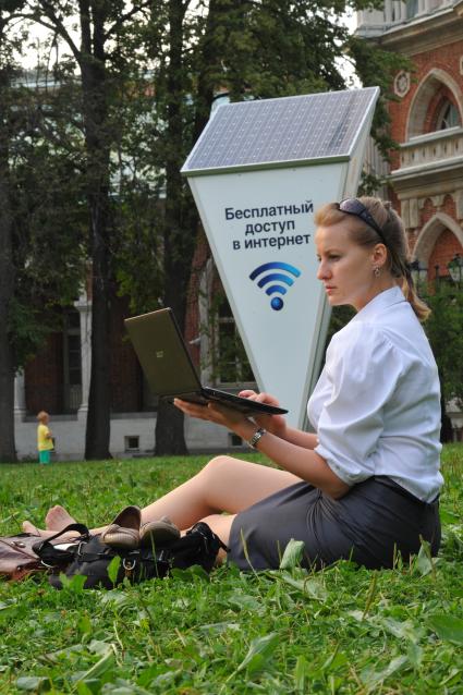 В парке ЦАРИЦЫНО установлена Wi-Fi антенна на солнечной батарее. Женщина с ноутбуком. Беспроводной интернет.  04 июля 2011 года.