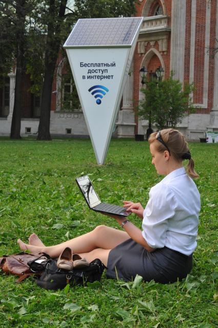 В парке ЦАРИЦЫНО установлена Wi-Fi антенна на солнечной батарее. Женщина с ноутбуком. Беспроводной интернет.  04 июля 2011 года.