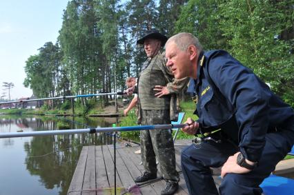 Рыболовный клуб Золотой сазан. На фото: Глава Росрыболовства Андрей Крайний и певец Андрей Макаревич (на заднем плане). 04 июля 2011 года.