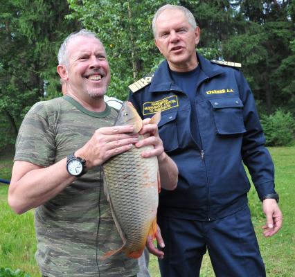 Рыболовный клуб Золотой сазан. На фото: Певец Андрей Макаревич и Глава Росрыболовства Андрей Крайний. 04 июля 2011 года.