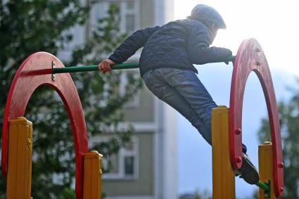 Ребенок на детской площадке. Москва. 21 сентября 2011 года.