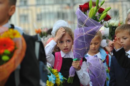 День знаний в российских школах. На снимке: первоклассники  во время торжественной линейки. Девочка с букетом.  1 сентября 2011 года.