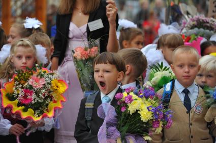 День знаний в российских школах. На снимке: первоклассники  во время торжественной линейки. Мальчик с букетом.  1 сентября 2011 года.