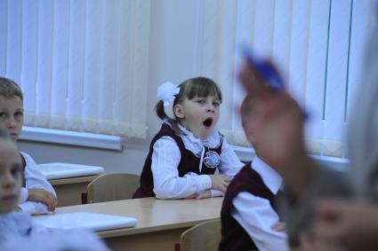 День знаний в российских школах. На снимке: Девочка зевает за партой. Ученица. 1 сентября 2011 года