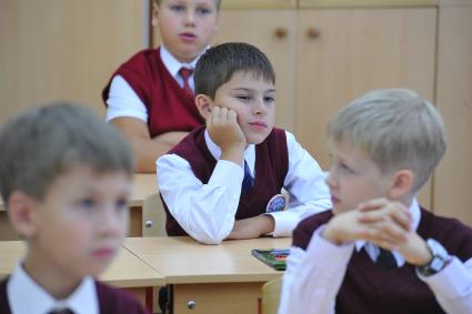 День знаний в российских школах. На снимке: Мальчик скучает за партой.  1 сентября 2011 года