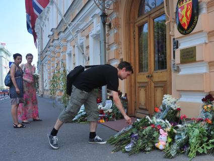 Люди приносят цветы к посольству Норвегии  в память о погибших в двойном теракте в Осло. Москва.  24 июля 2011 года.