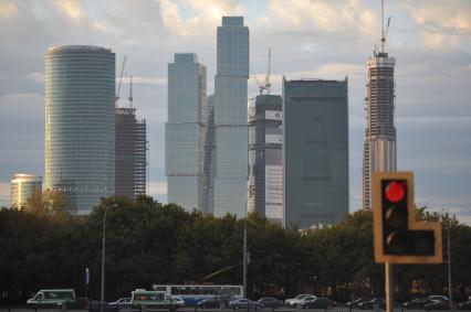 Виды Москвы. Строительство Московского Международного Делового Центра \"Москва-Сити\" (ММДЦ) . Вид с Саввинской набережной. Москва. 26 сентября  2011 года.