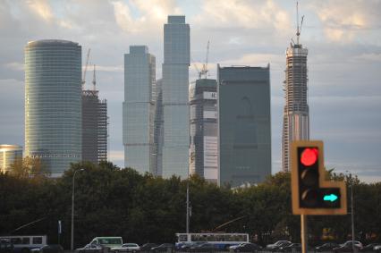 Виды Москвы. Строительство Московского Международного Делового Центра \"Москва-Сити\" (ММДЦ) . Вид с Саввинской набережной. Москва. 26 сентября  2011 года.