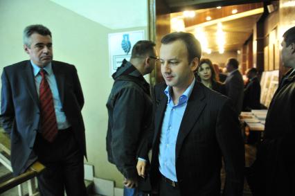 Помощник президента России Аркадий Дворкович (в центре) после заседания Попечительского совета Политехнического музея, посвященного конкурсу на реконструкцию музея. Москва. 29 сентября 2011 года.