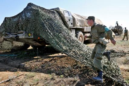 На снимке: Реактивная система залпового огня СМЕРЧ на полигоне КАПУСТИН ЯР_ во время учений ЦЕНТР-2011. Солдаты заряжают систему ракетами. 21 сентября 2011 года.