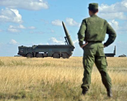 На снимке: Оперативно-тактический ракетный комплекс ИСКАНДЕР на полигоне КАПУСТИН ЯР_ во время учений ЦЕНТР-2011. 19 сентября 2011 года.