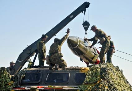 На снимке: Тактический ракетный комплекс ТОЧКА-У на полигоне КАПУСТИН ЯР_ во время учений ЦЕНТР-2011. Работы по подготовке к стрельбам. Солдаты заряжают установку.  21 сентября 2011 года.