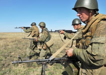 На снимке: Пехота прочесывает местность. В руках у солдата(на переднем плане) - пулемет ПКМ (пулемет калашникова модернизированный). Полигон КАПУСТИН ЯР_ во время учений ЦЕНТР-2011. 22 сентября 2011 года.