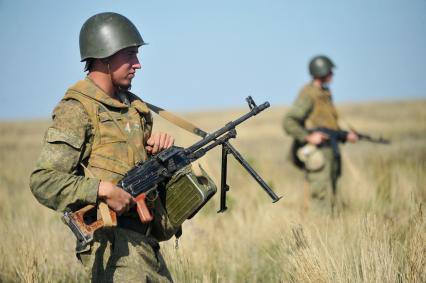 На снимке: Пехота прочесывает местность. В руках у солдата - пулемет ПКМ (пулемет калашникова модернизированный). Полигон КАПУСТИН ЯР_ во время учений ЦЕНТР-2011. 22 сентября 2011 года.