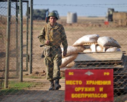 На снимке: Содат охраняет склад с боеприпасами. На табличке надпись: Место хранения оружия и боеприпасов. Полигон КАПУСТИН ЯР_ во время учений ЦЕНТР-2011. 20 сентября 2011 года.