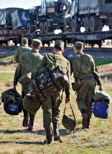 На снимке: Транспортировка техники на полигон. Солдаты несут вещи. Учения ЦЕНТР-2011 на полигоне КАПУСТИН ЯР_. 20 сентября 2011 года.