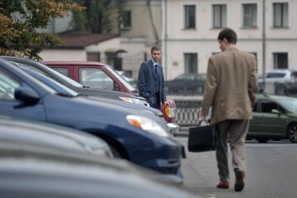 Всемирный день отказа от автомобиля. На снимке: автовладельцы у своих машин. 22 сентября  2011 года.